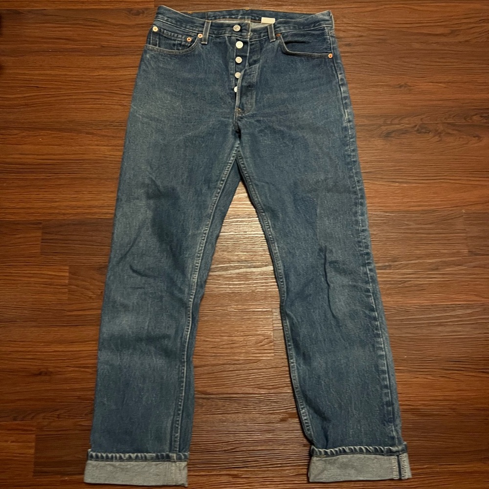 Button-fly Levi’s 501 denim jeans
Made in Mexico 
100% cotton
W33 L34